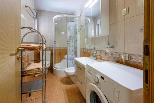 uma casa de banho com um lavatório, um chuveiro e um WC. em Amfora Apartments em Crikvenica