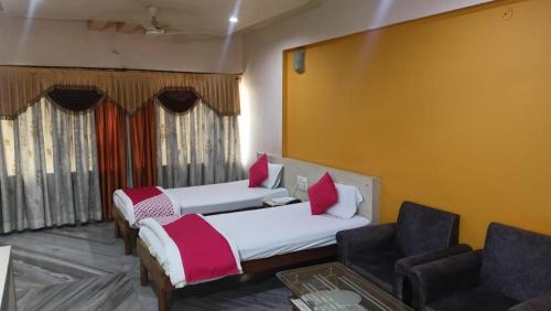 Habitación de hotel con 2 camas y sofá en HOTEL SHRI KRISHN, en Betūl
