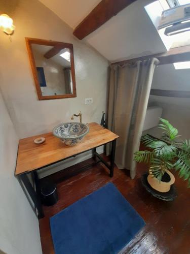a bathroom with a sink on a wooden table at Casa Lin & Casa Blanca in Nerezine