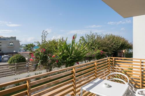 Balkoni atau teres di Ostrakon Suites