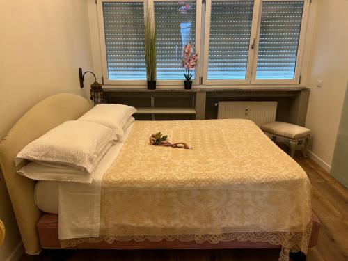 a bedroom with a bed with a flower on it at Varenna Guest House in Varenna