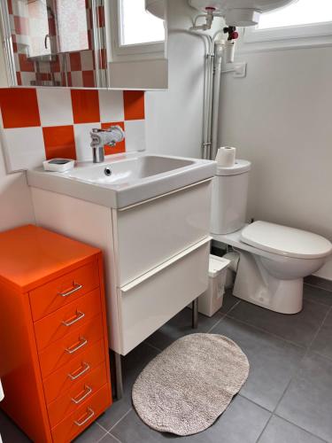 サントーバン・シュル・メールにあるEsperanza Maison & Jardin Merの洗面台とトイレ付きのバスルーム