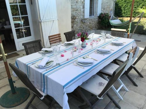 une table avec un chiffon de table bleu et blanc dans l'établissement Maison ancienne avec piscine au milieu des vignes, à Marignac