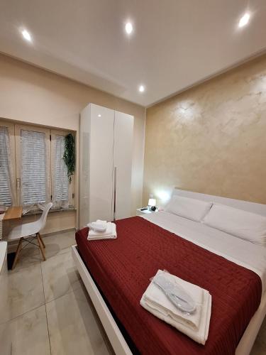 ein Schlafzimmer mit einem großen Bett mit einer roten Decke in der Unterkunft Pompei 79 AD b&b in Scafati