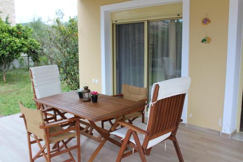 Gallery image of Yellow House close to the beach in Alikanas