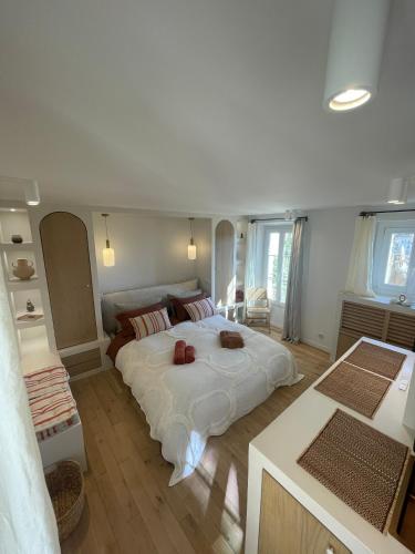 - une chambre avec un grand lit au milieu dans l'établissement Magnifique suite, à Cannes
