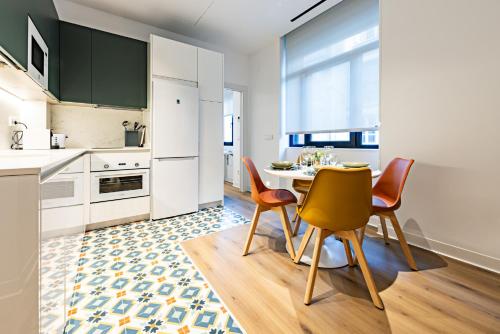 cocina con mesa y sillas en una habitación en Hostal Paris, en Valladolid