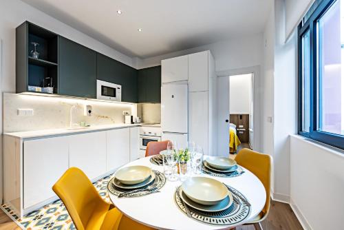 a kitchen and dining room with a table and chairs at Hostal Paris in Valladolid