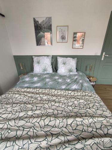 - une chambre avec un lit doté d'une couette et d'oreillers dans l'établissement Perle Verte, à Malo-les-Bains