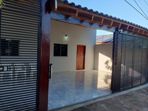 an open door of a house with a patio at Casa Luna da Boa vista in Bonito