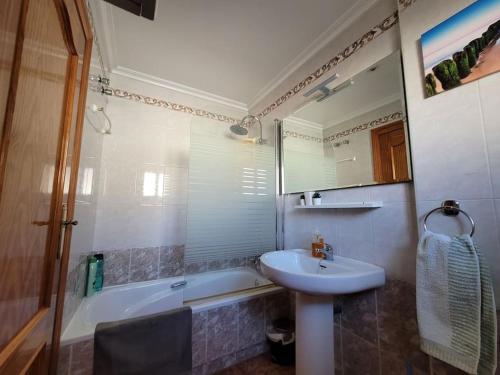 a bathroom with a sink and a bath tub at Triplex con piscina en S. Javier in San Javier