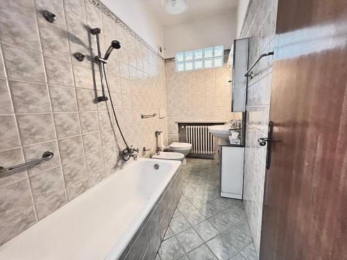 bagno con vasca e servizi igienici di Villa Anna with pool and lift a Capannori