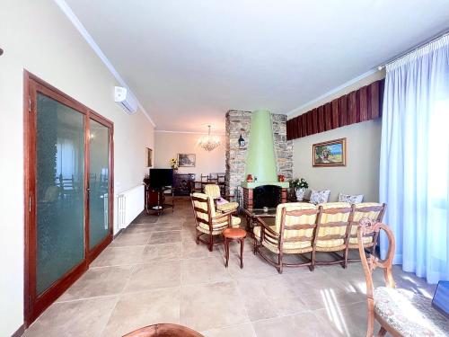 Ruang duduk di Villa Anna with pool and lift
