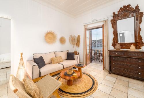 ein Wohnzimmer mit einem Sofa und einem Tisch in der Unterkunft Villa Antonis in Chalki