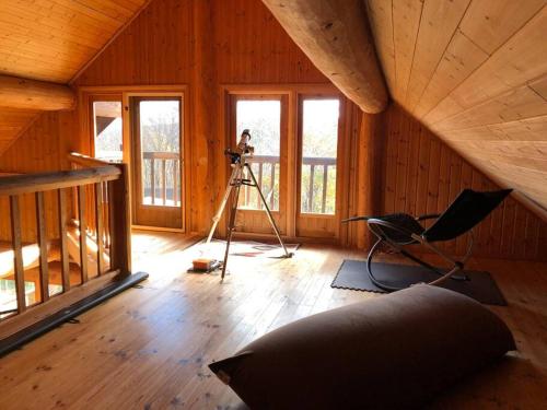 a room with a camera and a tripod in a cabin at 天空リゾートヴィラのらのら in Mure
