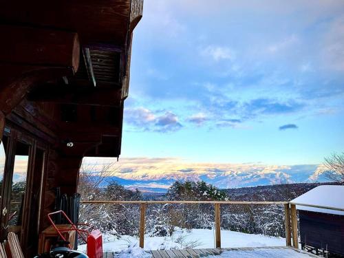 a view of snow covered mountains from a house at 天空リゾートヴィラのらのら in Mure