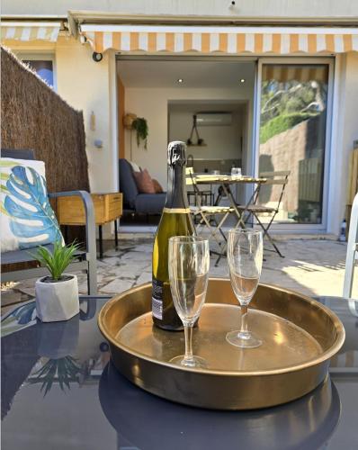 - une bouteille de champagne et deux verres sur une table dans l'établissement Sunshine, à La Ciotat