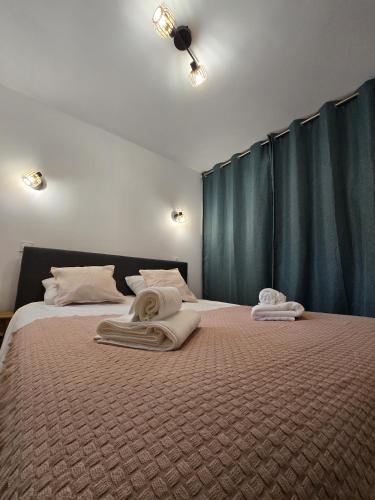 une chambre avec deux lits avec des serviettes dessus dans l'établissement Sunshine, à La Ciotat