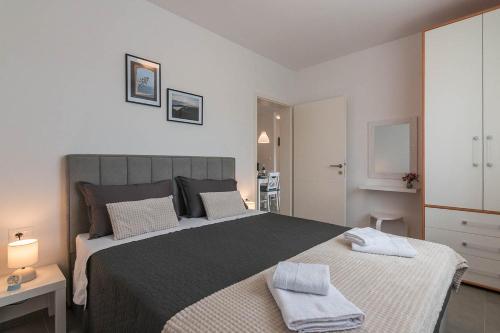 Ένα ή περισσότερα κρεβάτια σε δωμάτιο στο Apartman Blue One Pula