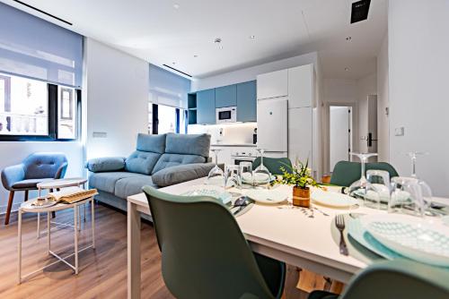 a dining room and living room with a table and chairs at Hostal Paris in Valladolid