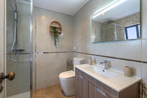 Ένα μπάνιο στο Albufeira Balaia Golf Vilage 5 With Pool by Homing