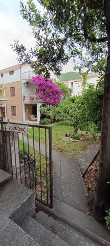 Un jardín fuera de Vojinovic Apartments