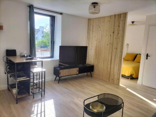 a room with a bedroom with a bed and a desk at Studio indépendant gare hôpital Naval Group in Lorient