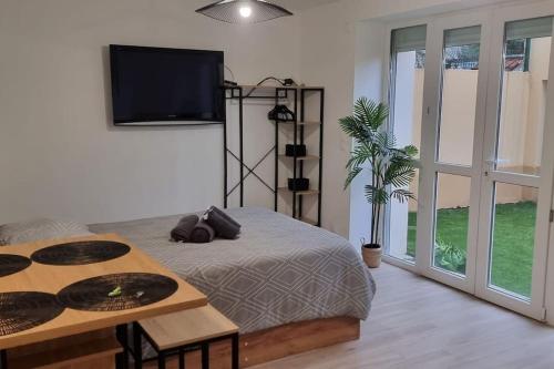 Ένα ή περισσότερα κρεβάτια σε δωμάτιο στο 2-Appartement RDC avec jardin