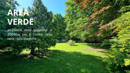 un parque con árboles y un campo de césped en Albergo Trieste en Boves