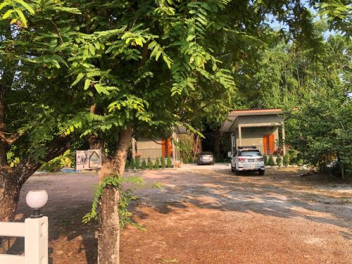 a house with a car parked in front of it at บ้านอยู่ดีโฮมสเตย์ in Ban Hua Khao