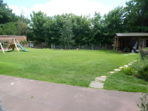 un gran patio de césped con parque infantil y parque en Central Large 2 Bed, 2 Bath Apt, Parking, Huge Garden, SKY TV, Wifi, Direct Booking Option, en Exeter