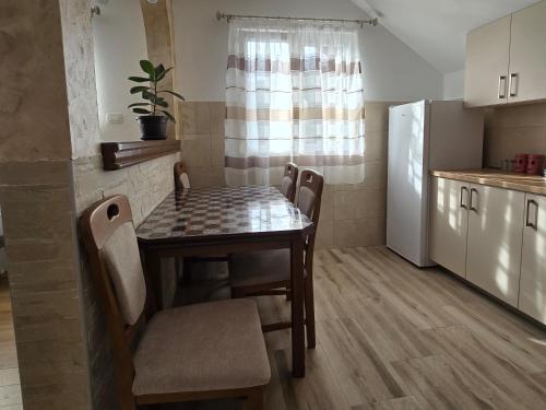 Una cocina o zona de cocina en Apartman Ćalasan