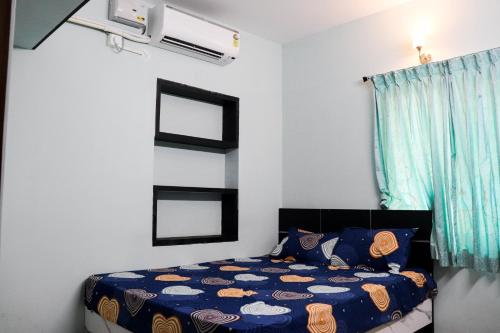 En eller flere senger på et rom på Sree Kailas Apartment