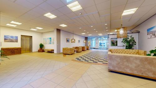 een lobby met banken en stoelen in een gebouw bij strandnahe FeWo mit Balkon, Residenz Bel Vital 42, Binz in Binz