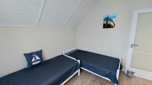 Un pequeño dormitorio con una cama azul en una habitación en Elizabeth Apartman Balatonfenyves II., en Balatonfenyves