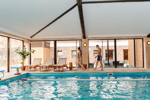 Bazén v ubytovaní BIO HOTEL & WELLNESS Zlatý Hýľ alebo v jeho blízkosti