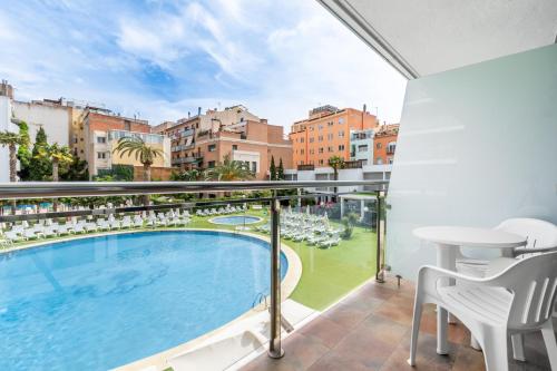 A piscina localizada em Hotel Anabel ou nos arredores