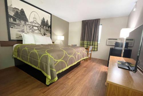 En eller flere senge i et værelse på Super 8 by Wyndham Eureka/Six Flags Nearby