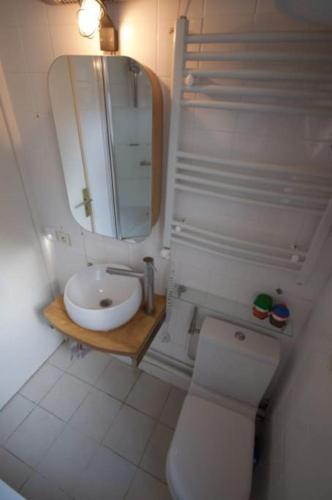une salle de bain avec toilettes, lavabo et miroir dans l'établissement 1 bedroom flat, Haut Marais, 3ème, à Paris