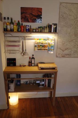 Cette chambre comprend une table et un réfrigérateur. dans l'établissement 1 bedroom flat, Haut Marais, 3ème, à Paris