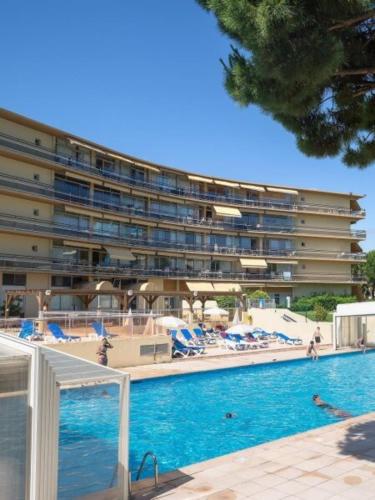 un hôtel avec une piscine et un complexe dans l'établissement 06U - Beautiful studio in residence - swimming pool and tennis court, à Saint-Laurent-du-Var