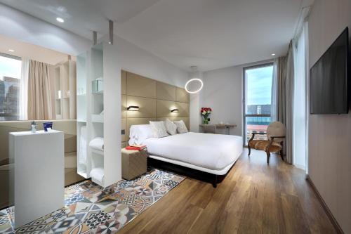 ein Hotelzimmer mit einem Bett und einem TV in der Unterkunft Hotel SB Glow Sup in Barcelona