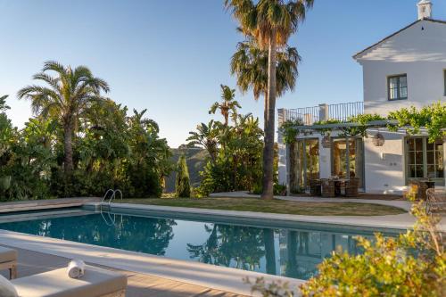 Bazén v ubytování Viluz - Wellbeing Resort Marbella nebo v jeho okolí