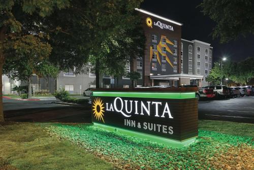 a sign for a unitilla inn and suites at La Quinta Inn & Suites by Wyndham San Antonio Downtown in San Antonio