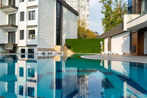 uma piscina em frente a um edifício em Optimum Luxury Hotel&Spa em Antália