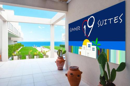 znak dla hotelu z widokiem na ocean w obiekcie 19 Summer Suites w mieście Santa Cesarea Terme