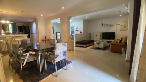a kitchen and living room with a table and chairs at Appartement Duplex T3 Bien Situé in Annaba