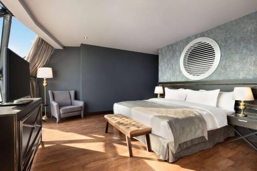 Ένα ή περισσότερα κρεβάτια σε δωμάτιο στο Wyndham Grand Tbilisi