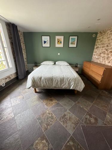 En eller flere senge i et værelse på Charmante maison