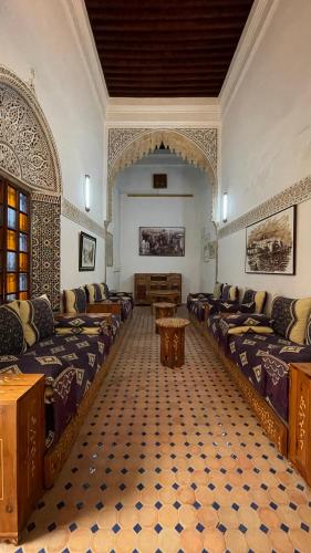 Riad marco andaloz في ساليه: غرفة مع كنب وطاولة في مبنى